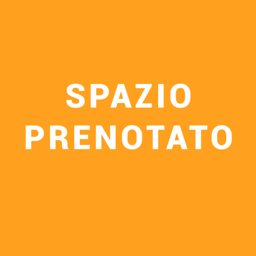 cane seduto vicino a regali contenenti accessori cani Foligno