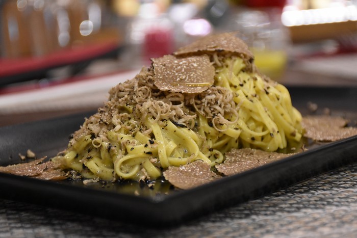 primo piatto di pasta con tartufo cucinato dallo chef del ristorante tartufo spoleto tuber experience