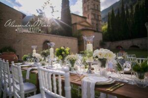 tavolo decorato con fiori a km zero e slow-flowers che suggeriscono matrimonio green umbria