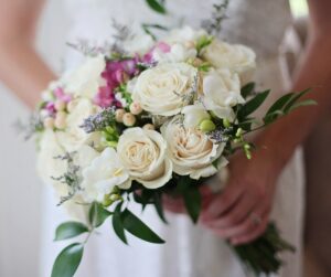 Bouquet sposa con fiori eco-friendly che suggerisce matrimonio green umbria